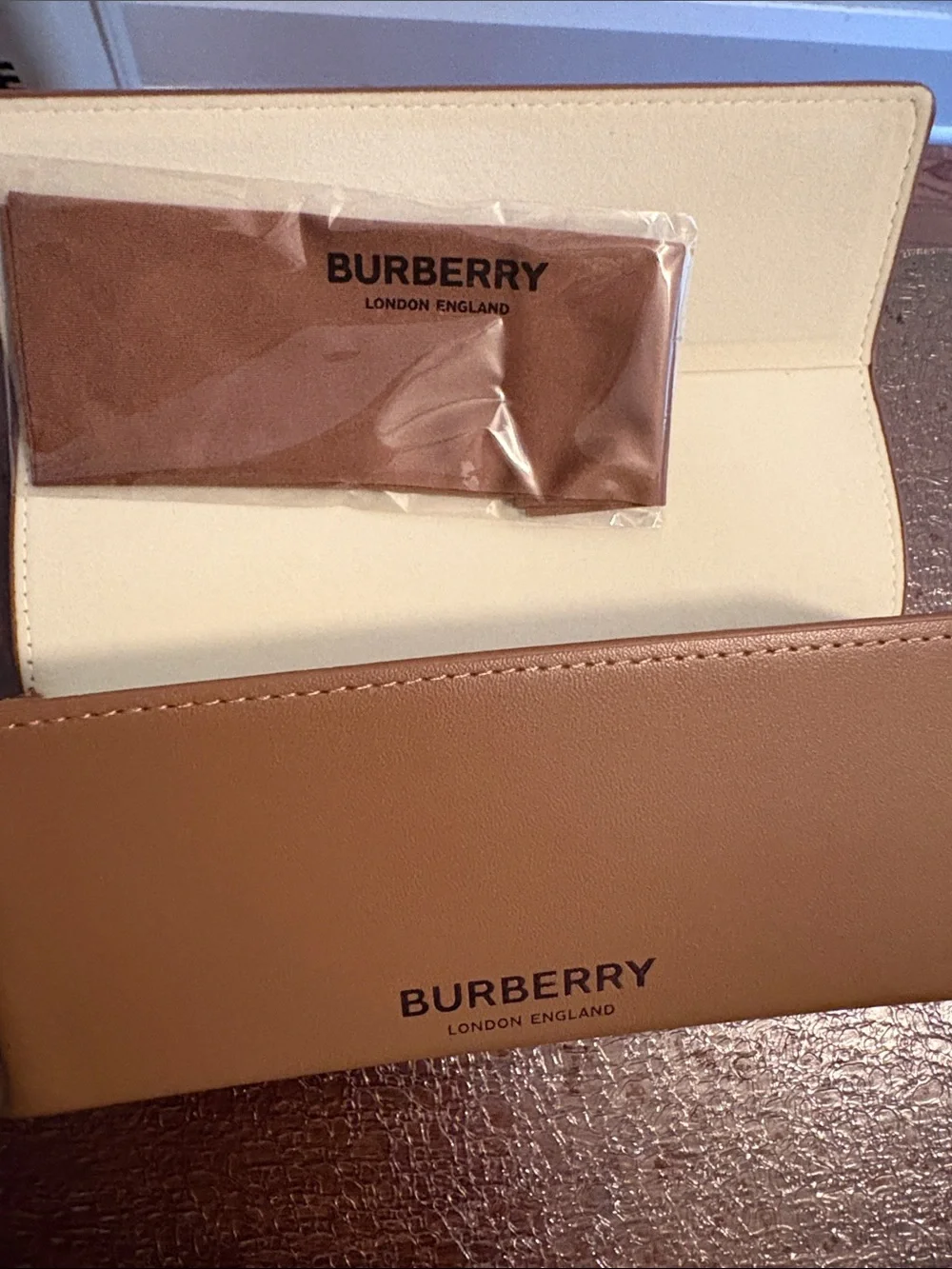Burberry sleek phantos